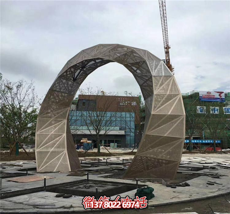 不銹鋼網(wǎng)格拱門雕塑，點(diǎn)綴廣場(chǎng)