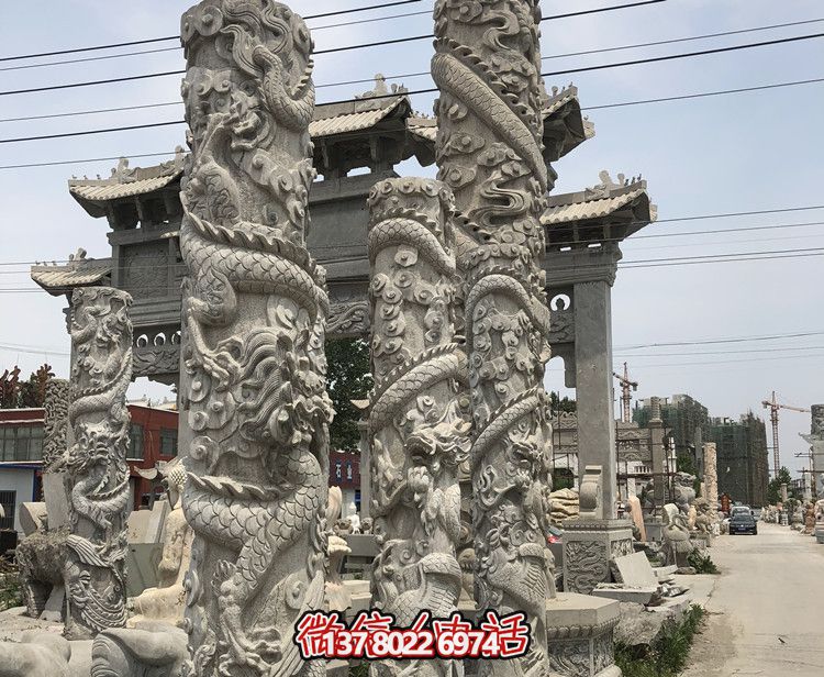 精美石雕龍柱擺件，為寺院景觀增添華麗風采