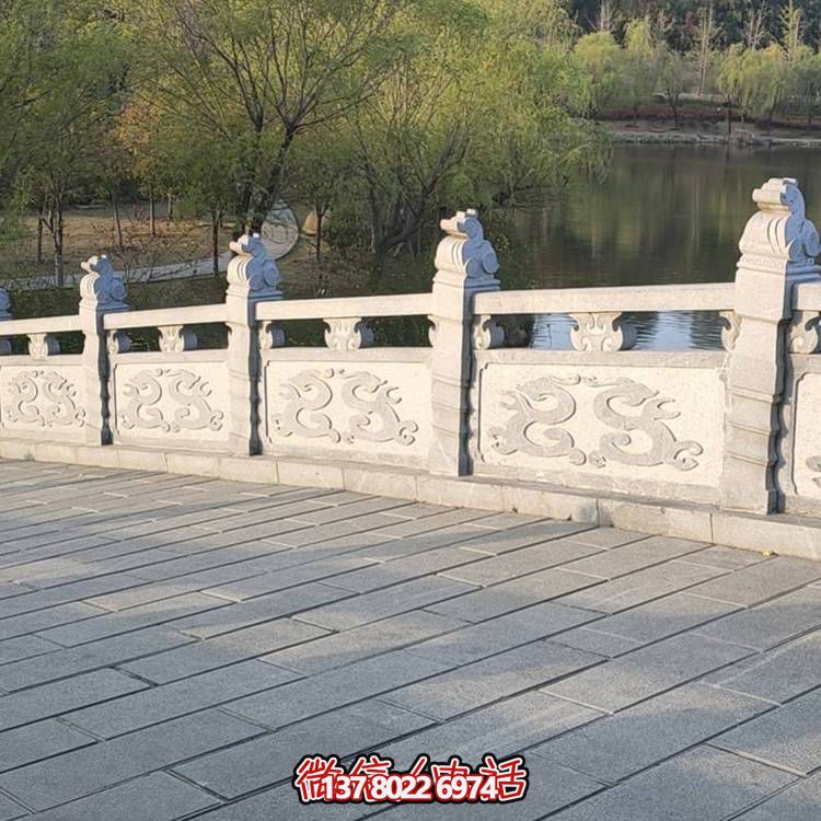 精美青石浮雕石拱橋裝飾，營造舒適安全的公園氛圍