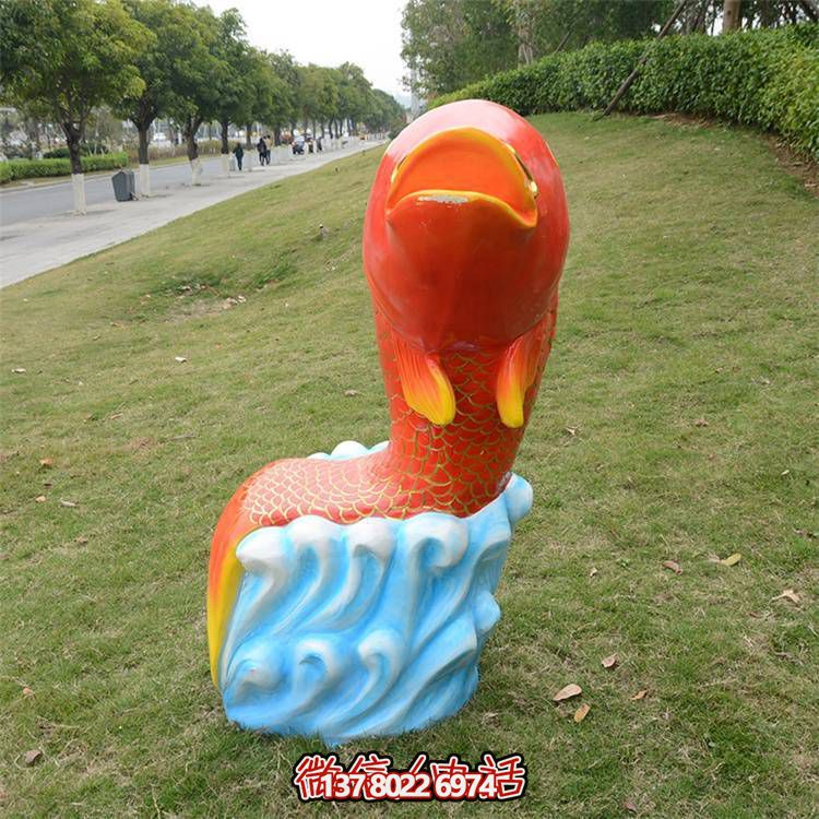 卡通玻璃鋼鯉魚雕塑，點(diǎn)綴游樂園園林
