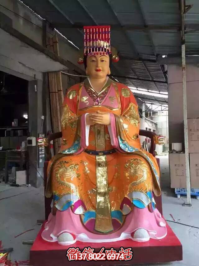 王母娘娘純銅雕塑，屹立于寺廟之中