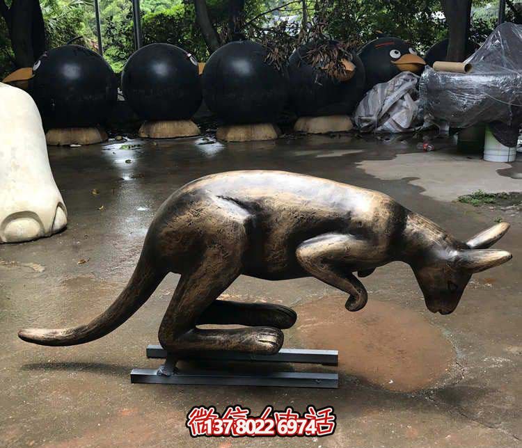 不銹鋼袋鼠雕塑，擺放于大型廣場