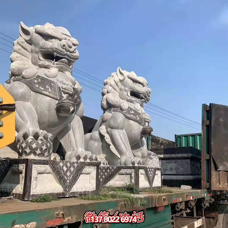 青石制大型仿真獅子雕塑，為鎮(zhèn)宅增添獨(dú)特魅力