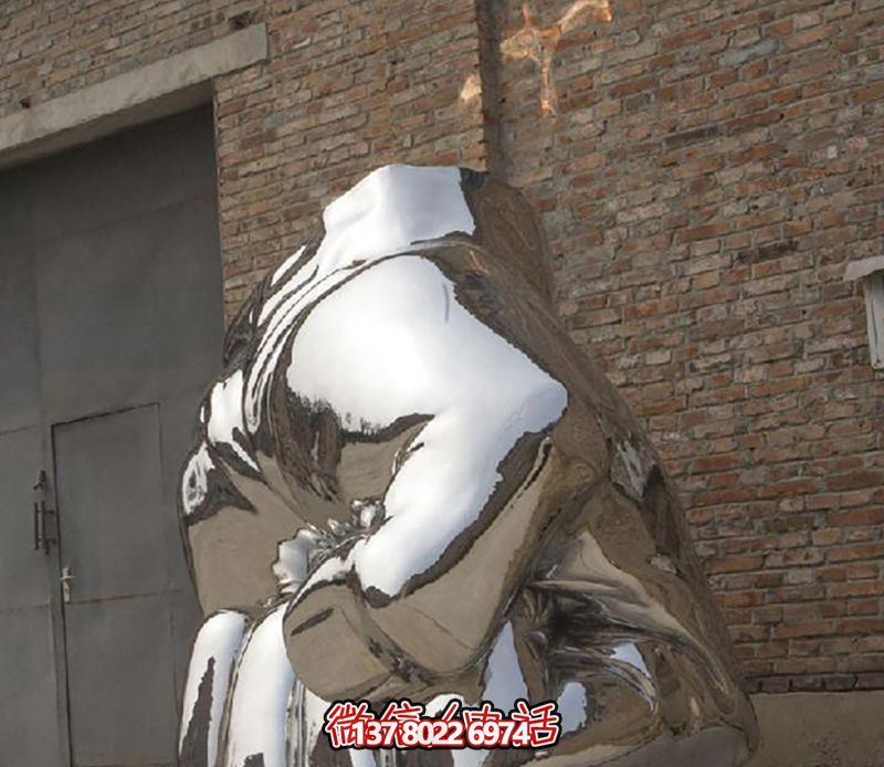 不銹鋼拳頭雕塑，為城市廣場(chǎng)增添力量與鏡面光彩