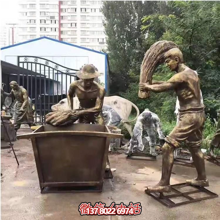 玻璃鋼仿銅農(nóng)耕人物雕塑，美化戶外景區(qū)
