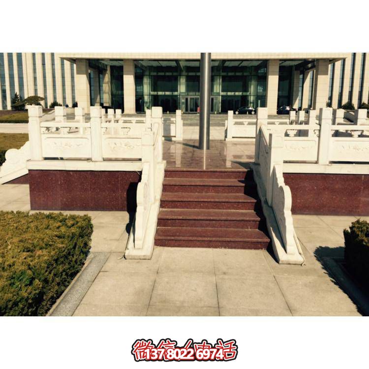 精美雕塑裝飾欄桿，增添學(xué)校廣場(chǎng)升旗臺(tái)象征意義