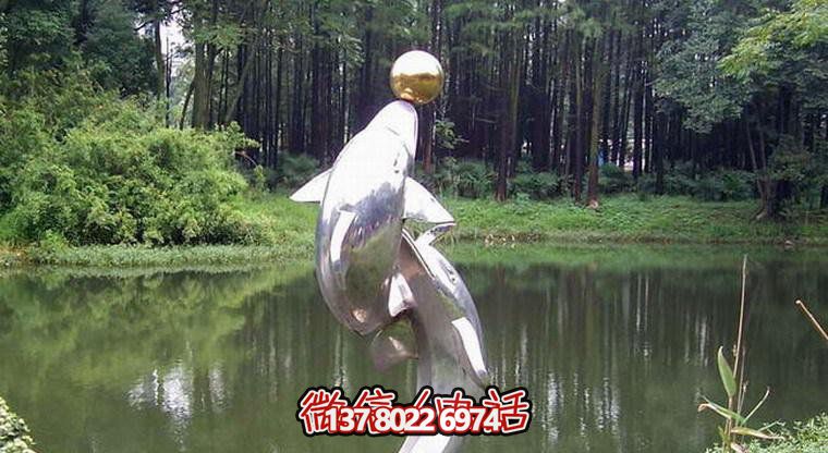 不銹鋼海豚雕塑，為小河邊增添游玩樂趣