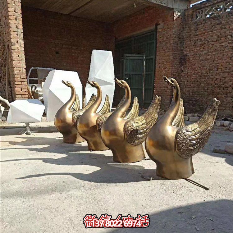 仿銅噴水雕塑，玻璃鋼景觀天鵝水池，為廣場(chǎng)園林?jǐn)[放