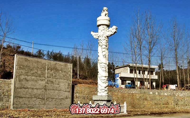 漢白玉華表雕塑，點綴農(nóng)村廣場