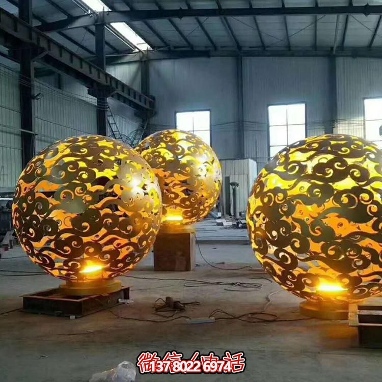 創(chuàng)意不銹鋼鏤空景觀擺件，為廣場帶來濃濃的藝術(shù)氣息