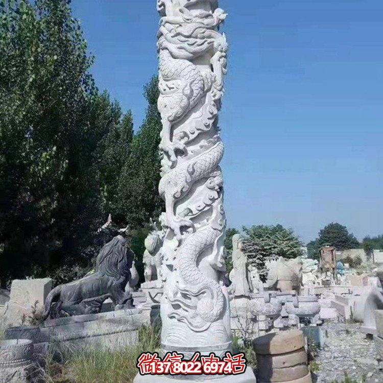 仿古石雕龍柱雕塑，為廣場增添古典魅力