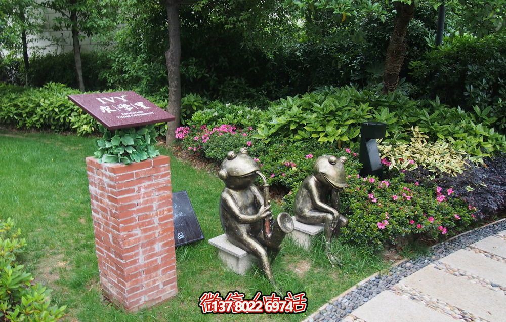 唯美青蛙雕塑，用不銹鋼增添公園景色