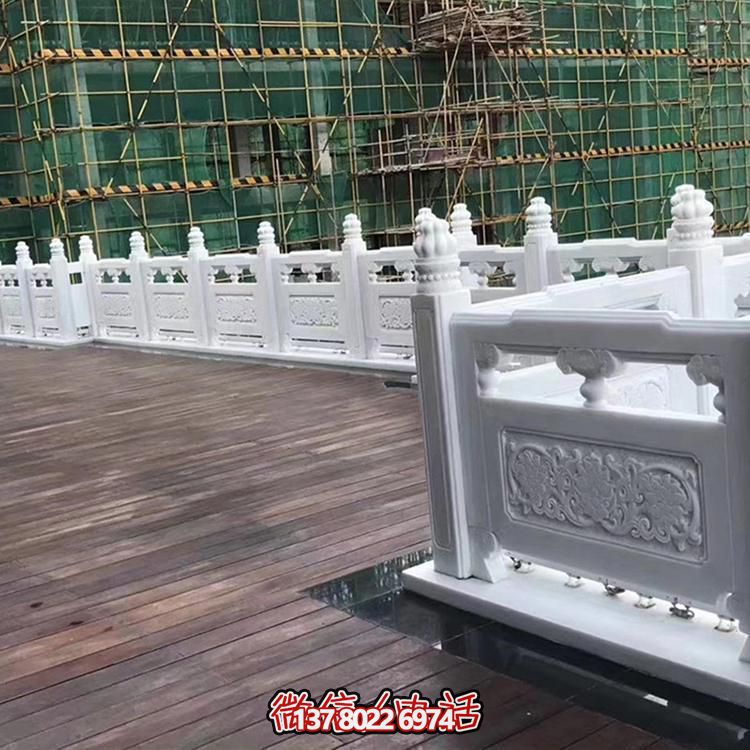 絢麗多彩的防護(hù)欄桿，為河道升旗臺(tái)打造夢(mèng)幻般的園林雕塑