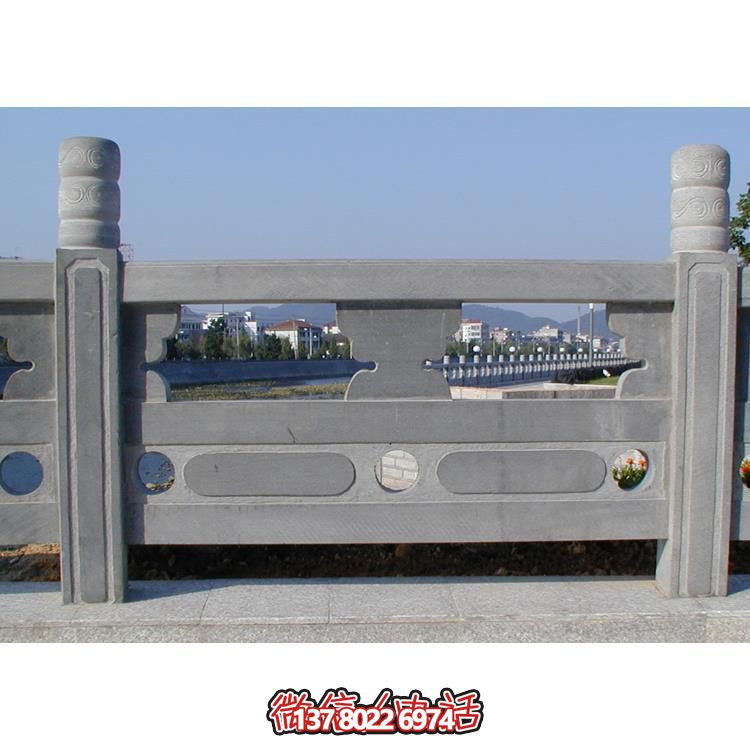 青石雕刻欄桿欄板，點綴美麗河道