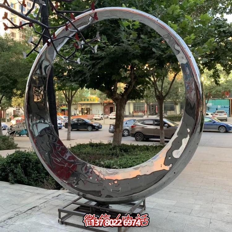 高級(jí)不銹鋼鏡面拋光圓環(huán)噴泉，為酒店會(huì)所戶外景觀雕塑增添絢麗色彩