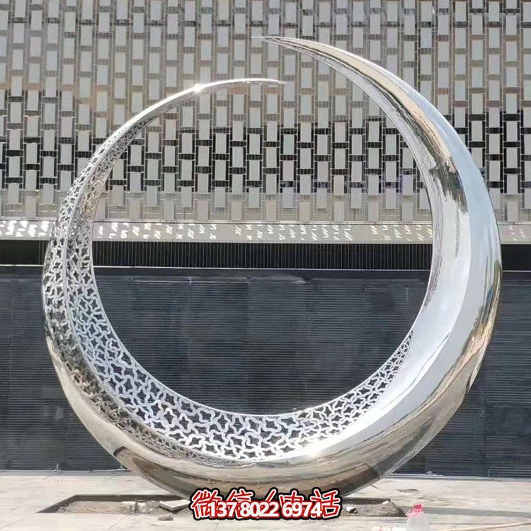 不銹鋼圓環(huán)創(chuàng)意鏤空雕塑給戶外廣場(chǎng)添彩