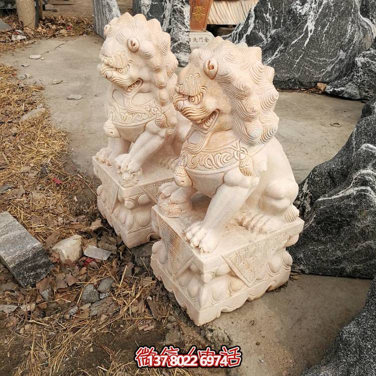 精美大理石雕刻石獅子，為酒店門(mén)口添彩晚霞紅