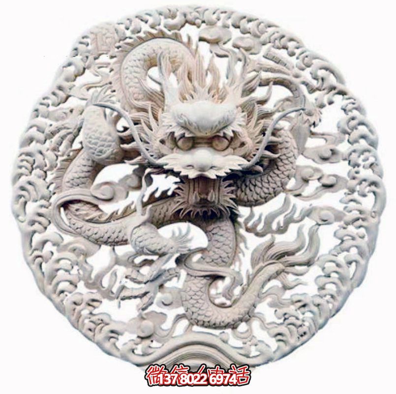 精美龍紋浮雕裝飾大門，點(diǎn)綴祠堂大門口