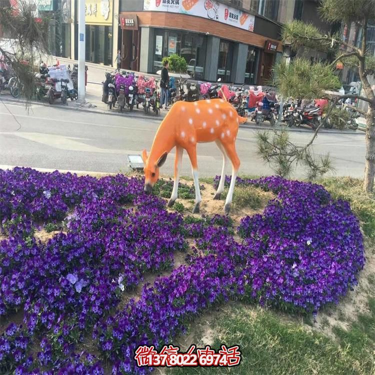 仿真鹿雕塑，在草叢中擺放，玻璃鋼打造