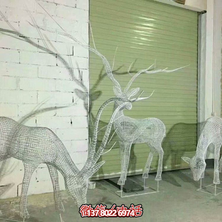 不銹鋼鏤空網(wǎng)格鹿燈光亮化擺件，為公園草坪上裝飾增添精彩