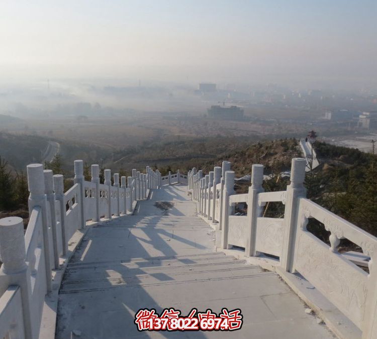精致石雕護(hù)欄，漢白玉青石欄板點(diǎn)綴天然風(fēng)情