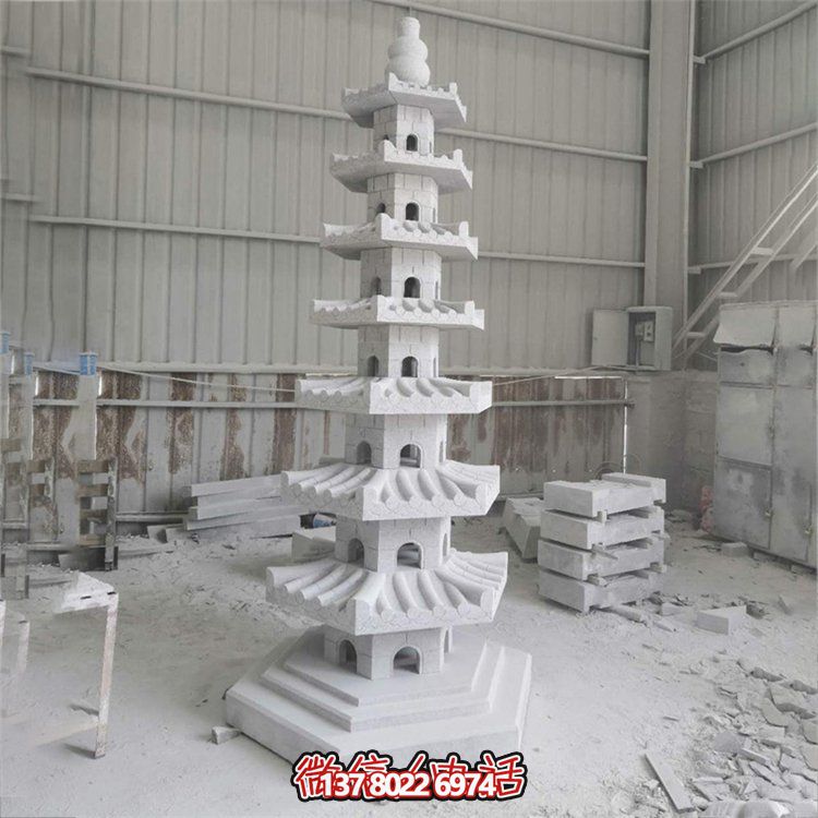 天然青石多層石佛塔，雕刻精美，為寺廟擺放