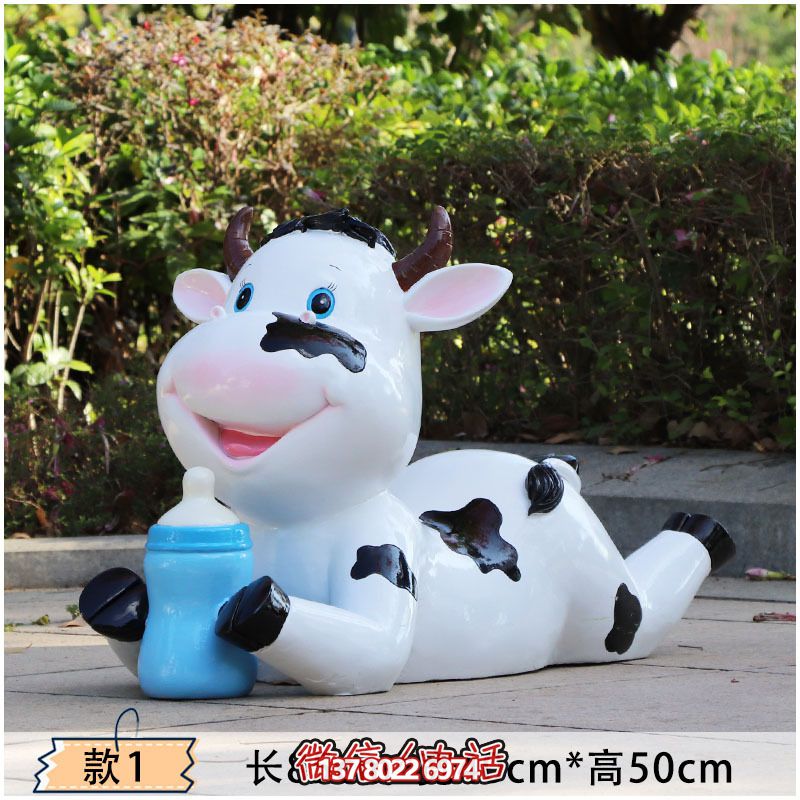 玻璃鋼牛雕塑，為幼兒園的幼兒們趴著喝奶更添樂趣