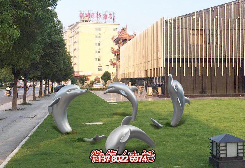 不銹鋼海豚形象雕塑，給草坪增添獨(dú)特姿態(tài)