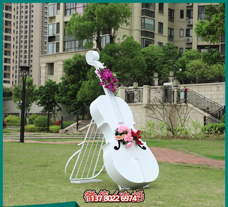 玻璃鋼雕塑，打造創(chuàng)意白色大提琴，點綴公園景區(qū)