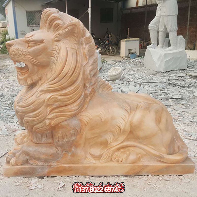 兇猛獅子紅石雕臥著雕塑，為公園景區(qū)添彩晚霞之美