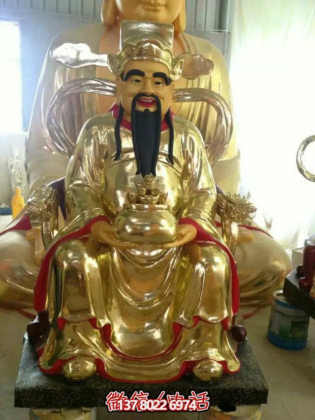 鎏金財(cái)神佛像雕塑，室內(nèi)供奉神像