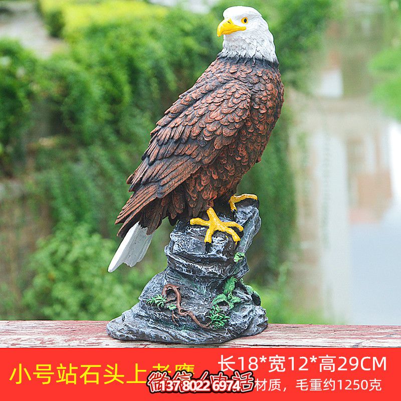 石頭藝術老鷹雕塑，點綴花園站