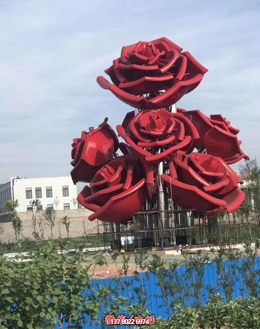 紅色玫瑰不銹鋼創(chuàng)意雕塑——美化廣場，增添驚喜