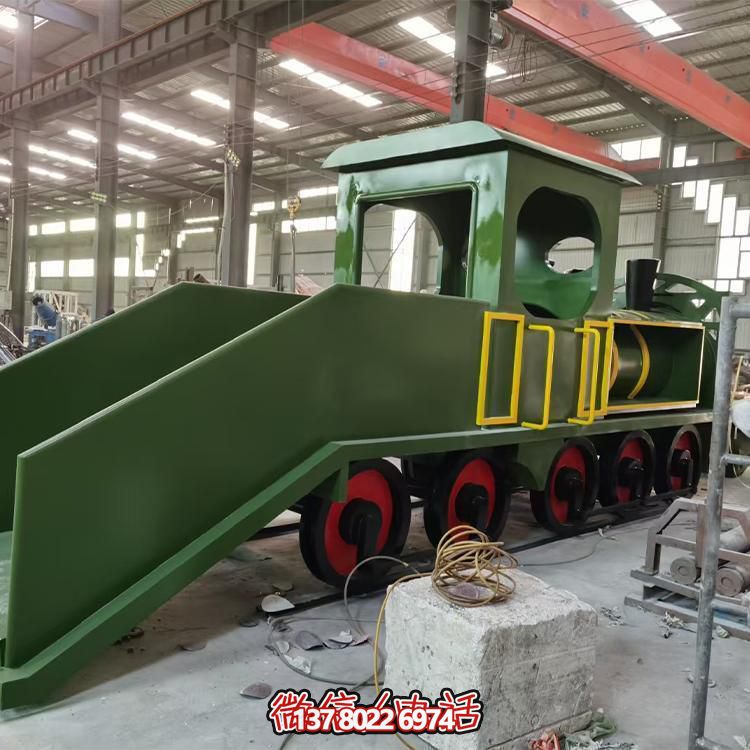 精致不銹鋼車頭雕塑，給游樂園增添時尚色彩