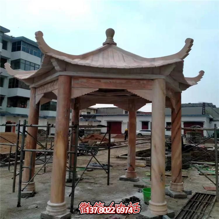 仿古涼亭，盡情欣賞晚霞染紅的美景