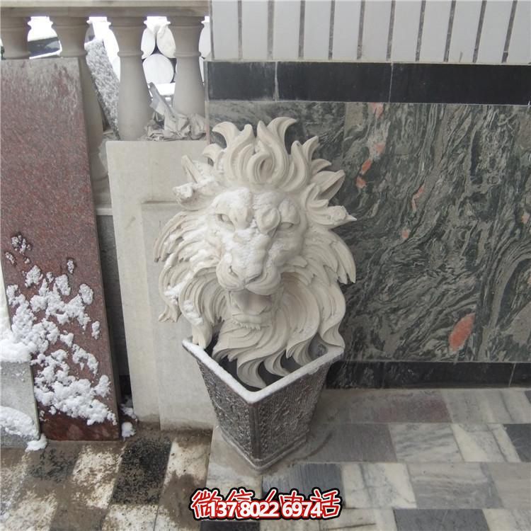 豪華別墅大型紅石獅子雕塑，園林景觀完美呈現(xiàn)