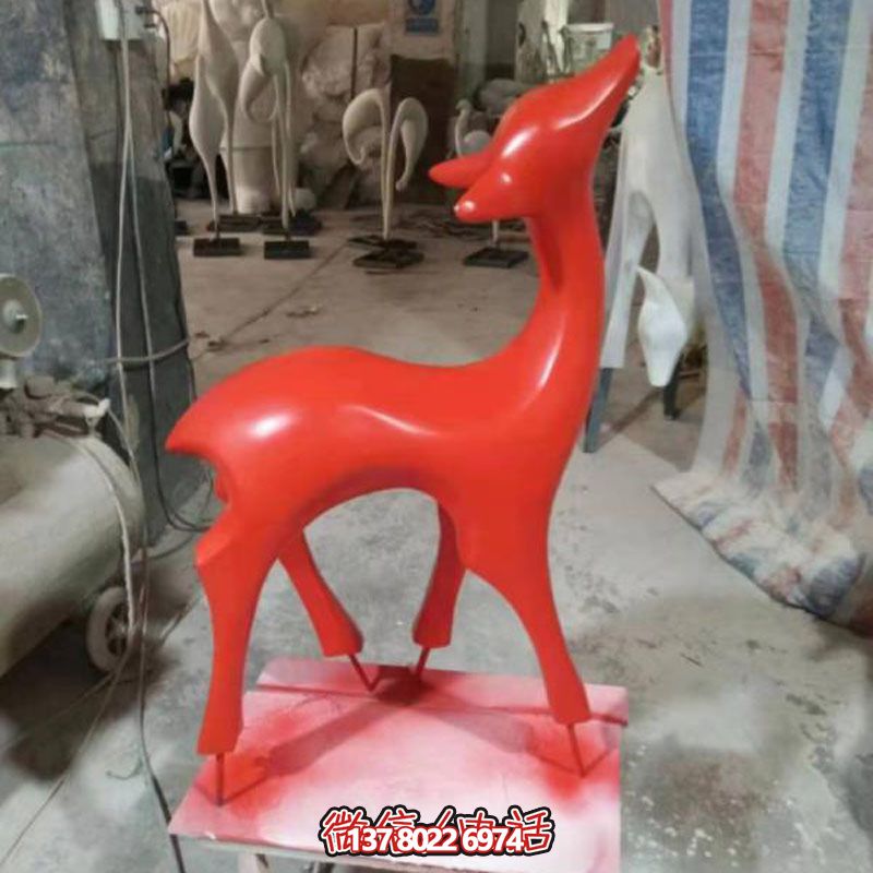 玻璃鋼制紅色梅花鹿雕塑，裝點(diǎn)別墅小區(qū)精致美觀