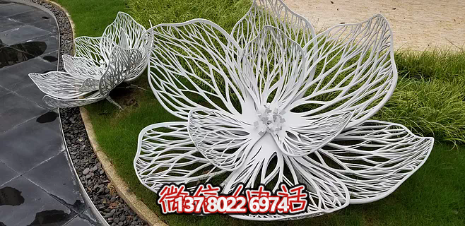 不銹鋼蓮花雕塑，鐵藝裝點戶外廣場