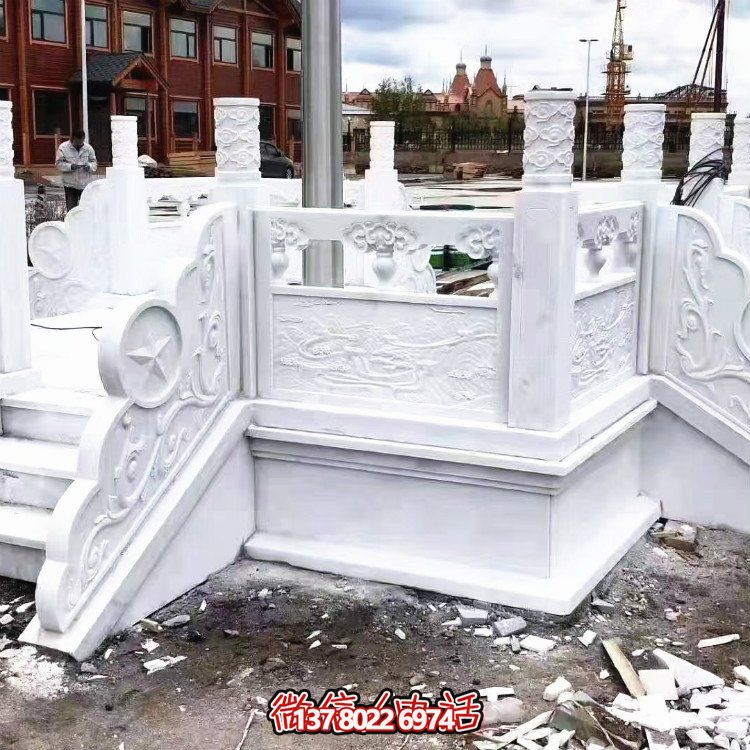 漢白玉升旗臺(tái)，做工精美，安全防護(hù)欄桿