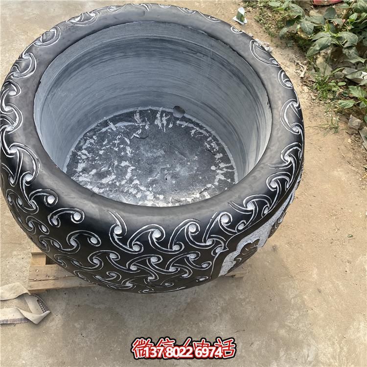 仿古大理石浮雕花紋花盆，營造優(yōu)雅庭院空間