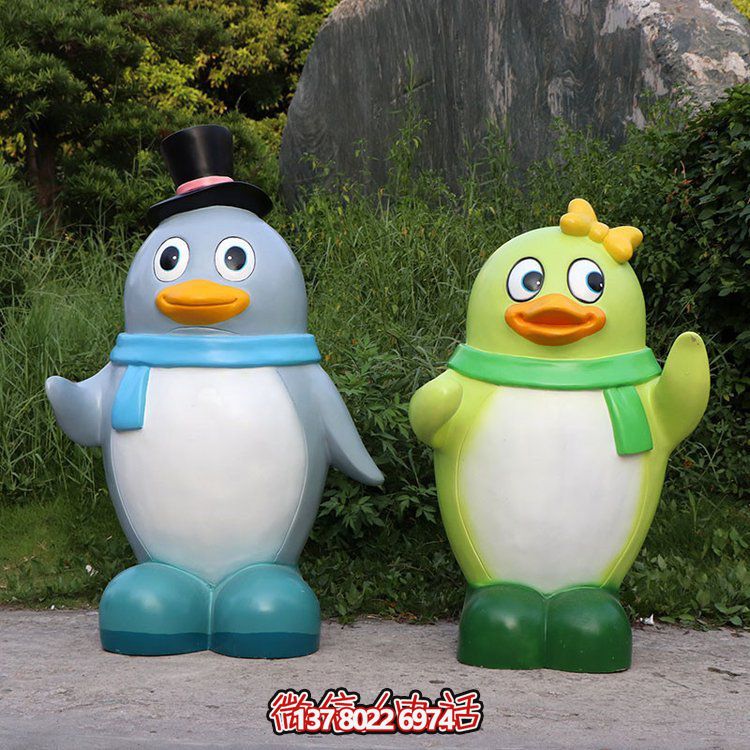 玻璃鋼彩繪企鵝景觀公仔，為幼兒園戶外擺件