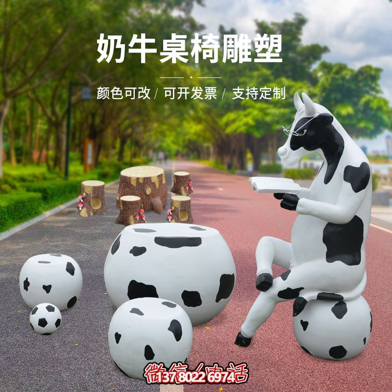 玻璃鋼雕塑牛只著看書桌椅，林中戶外休閑體驗