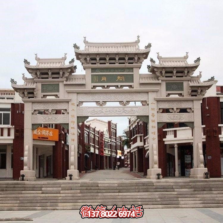 精美中式三門牌坊，裝飾大理街道