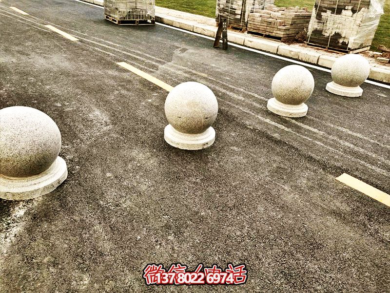 球形路障，為小學(xué)路邊擺放的安全隔離車(chē)