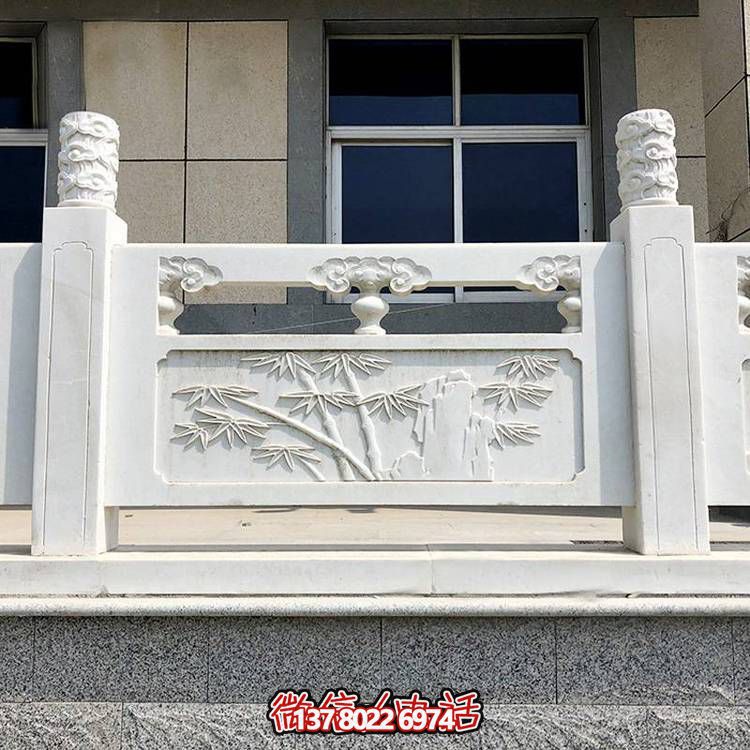 精致古典庭院雕飾浮雕石柱、欄桿、欄板，營造溫馨園林