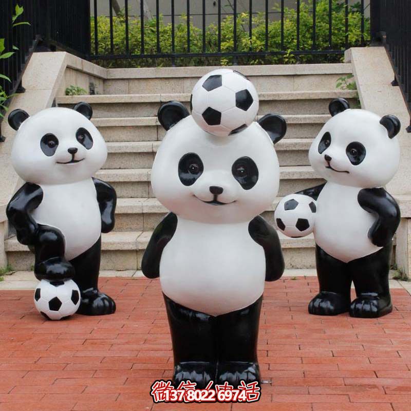 可愛熊貓雕塑，擺放玻璃鋼足球，為庭院添彩
