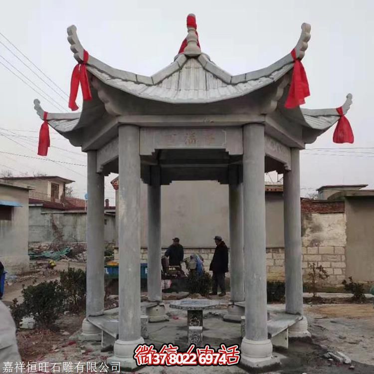仿古石雕亭子，增添學校公園獨特韻味