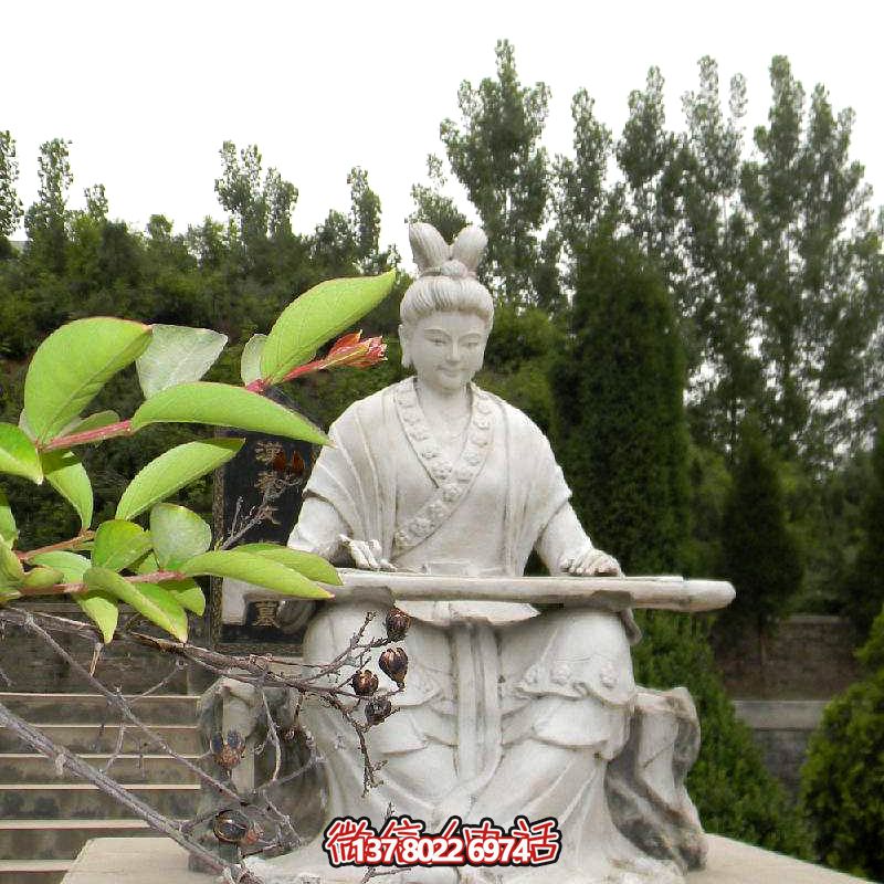 彈琴游玩古代景區(qū)，感受石雕雕塑之美