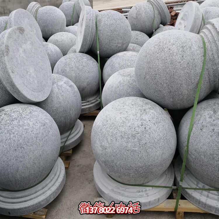 精美石雕車阻，點(diǎn)綴公園美景