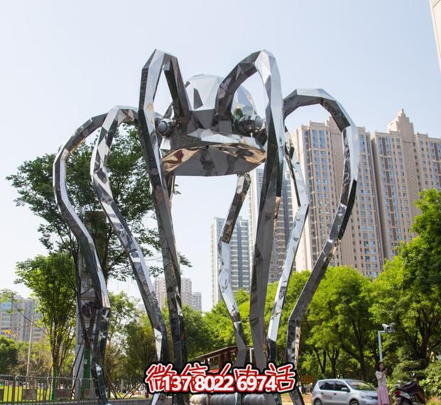 不銹鋼長(zhǎng)腿螃蟹雕塑，為公園增添創(chuàng)意裝飾